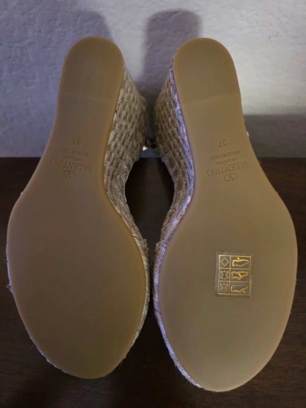 NIB Valentino Garavani Platino Rockstud Wedge Espadrille Sandals, 105mm, Size 37
